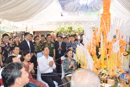 Des dirigeants du Parti et de l'État participent à une célébration de la fête lao Bunpimay à Hanoï
