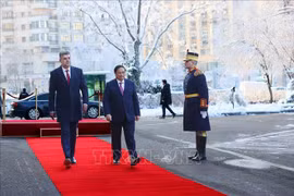 Cérémonie d’accueil officielle en l’honneur du PM Pham Minh Chinh en Roumanie