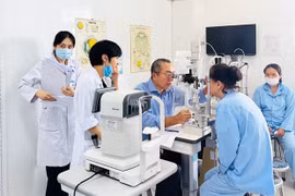 Un médecin japonais apporte de la lumière à des milliers de patients vietnamiens