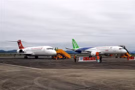 Exposition et démonstration d’avions commerciaux au Comac Airshow à Quang Ninh