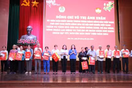 Cadeaux du Têt de la vice-présidente Vo Thi Anh Xuan aux personnes défavorisées de Ben Tre