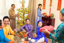 Le repas du réveillon, un trait culturel traditionnel des Vietnamiens