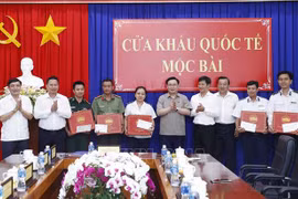 Le président de l'AN Vuong Dinh Hue se rend au poste frontalier international de Moc Bai