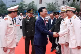 Le président Vo Van Thuong contrôle la préparation de forces de sécurité avant le Têt