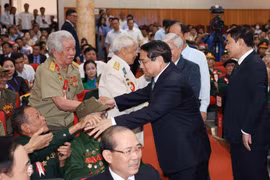  Le PM rencontre des combattants participant directement à la campagne de Diên Biên Phu