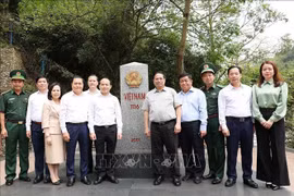 Le PM Pham Minh Chinh visite le poste-frontière international Huu Nghi à Lang Son