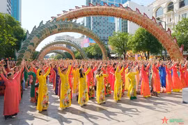 Près de 3,5 millions de visiteurs à la 10e Fête de l’ao dai de Hô Chi Minh-Ville