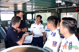Les garde-côtes vietnamiens et la frégate française Vendémiaire s'entraînent ensemble en mer