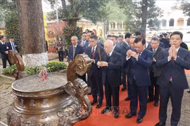 Le leader du Parti encense les illustres devanciers à la cité impériale de Thang Long
