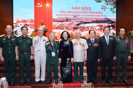 Des dirigeants du Parti et de l’Etat rencontrent des anciens combattants de la campagne de Diên Biên Phu