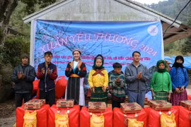 Têt : des beautés vietnamiennes remettent des cadeaux dans des régions montagneuses