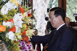 Le président offre de l'encens pour commémorer le Président Ho Chi Minh à Nghe An