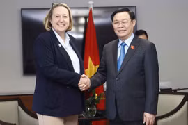 Le président l'AN Vuong Dinh Huê rencontre la ministre britannique du Commerce international