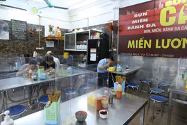 Hanoï : les salons de coiffure et les établissements de restauration reprennent leurs activités
