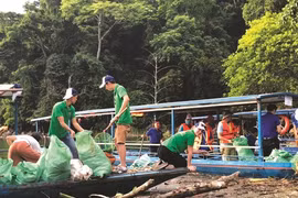 Des jeunes en action pour nettoyer la nature