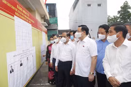 Le président de l'AN Vuong Dinh Hue inspecte les préparatifs des élections à Tuyen Quang