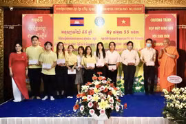Remise de bourses d'études à des étudiants cambodgiens à Ho Chi Minh-Ville