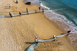 La pêche au filet traditionnelle des pêcheurs à Da Nang