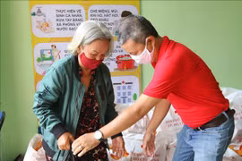 Ho Chi Minh-Ville aide les personnes touchées par le COVID-19 à surmonter les difficultés