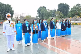 Les déléguées au 13e Congrès national des femmes rendent hommage au Président Ho Chi Minh