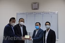 COVID-19 : des Vietnamiens au Cambodge et en Russie soutiennent la population des pays d'accueil