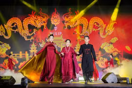 Hanoï d'autan et d'aujourd'hui à travers d'ao dai