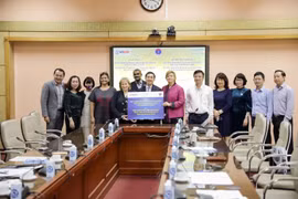 COVID-19: remise des fournitures médicales d'une valeur d'un million de dollars au Vietnam