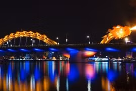 Une grande aspiration se cache derrière l'image d'un pont du dragon crachant du feu à Da Nang