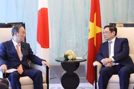 Le chef du gouvernement Pham Minh Chinh rencontre l'ancien PM japonais Suga Yoshihide