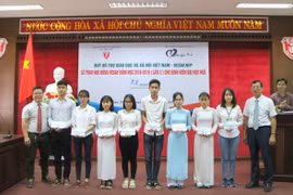 Remise de bourses à des étudiants brillants mais démunis à Thua Thien-Huê