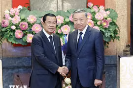 Le président To Lam et le président du Parti du peuple cambodgien et président du Sénat du Cambodge, Samdech Techo Hun Sen, le 25 juillet 2024. Photo: VNA
