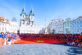 Les femmes vietnamiennes portent l'ao dai à Prague, en République tchèque. Photo: VNA