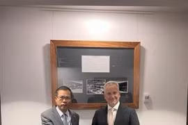 L'ambassadeur du Vietnam en Australie, Pham Hung Tam (gauche), et le vice-ministre australien de la Défense, Hugh Jeffrey. Photo: VNA