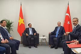 Le Premier ministre Pham Minh Chinh (gauche) et le président turc Recep Tayyip Erdogan. Photo: VNA