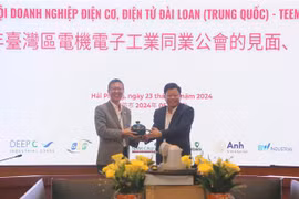 Le directeur du comité de gestion de la zone économique de Hai Phong, Le Trung Kien (droite), offre un cadeau au représentant de la délégation de TEEMA. Photo: VNA 