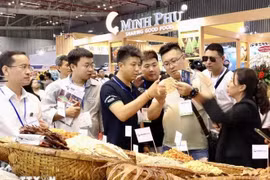 Des visiteurs à l'exposition internationale des produits aquatiques 2024. Photo: VNA