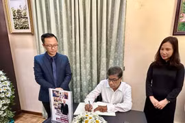 Le secrétaire général du Parti communiste du Sri Lanka G.Weerasinghe écrit dans le registre de condoléances à la mémoire du secrétaire général Nguyen Phu Trong. Photo: VNA