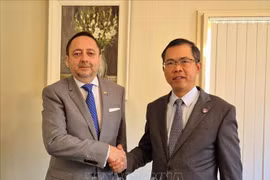 L'ambassadeur du Vietnam en Australie, Pham Hung Tam, et son homologue équatorien, Arturo Cabrera-Hidalgo. Photo: VNA