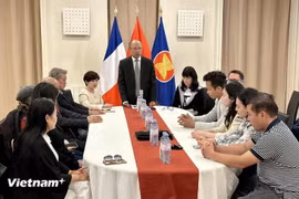 L'ambassadeur du Vietnam en France Dinh Toan Thang à la réunion avec des représentants d'associations vietnamiennes de diverses villes françaises, notamment Paris, Bordeaux, Lyon, Marseille et Grenoble. Photo: VNA