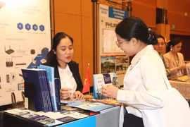 Vu Thi Thuy, consule générale adjointe du Vietnam et cheffe du Bureau commercial du Vietnam à Hong Kong et à Macao (Chine), présente des potentiels du Vietnam à une visiteuse. Photo: VNA