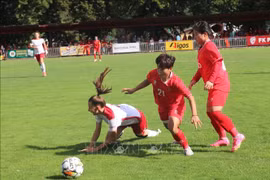 Le match entre l'équipe féminine de football du Vietnam (maillot rouge) et le club FK Pardubice. Photo: VNA