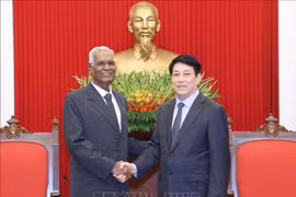 Le permanent du Comité central du Parti communiste du Vietnam, Luong Cuong (droite), reçoit le secrétaire général du PCI, Doraisamy Raja. Photo: VNA