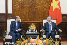 Le président To Lam (droite) reçoit l'ambassadeur de l'Inde au Vietnam, Sandeep Arya. Photo: VNA
