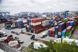 Des conteneurs de fret au port Tan Cang, Ho Chi Minh-Ville. Photo : VNA