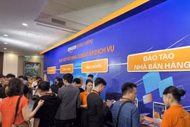Les délégués assistent au forum sur le commerce électronique transfrontalier. Photo: Vietnamplus