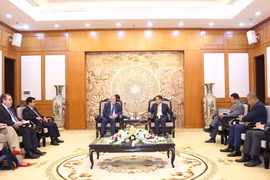 Le secrétaire du Comité central du Parti communiste du Vietnam (PCV) et chef de sa Commission des relations extérieures, Le Hoai Trung, reçoit le ministre chilien des Affaires étrangères, Alberto Van Klaveren. Photo: VNA