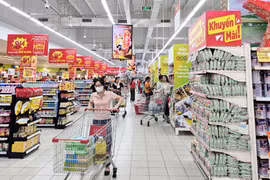 Des personnes font des achats dans un supermarché Go à Bac Giang. Photo: baobacgiang.vn
