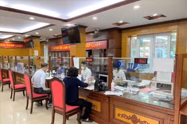 Des habitants effectuent des procédures administratives au bureau d'enregistrement foncier de Hanoï, dans l'arrondissement de Thanh Xuan. Photo : qdnd.vn