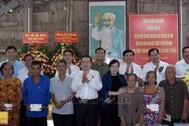 Le président de l'Assemblée nationale, Tran Thanh Man, offre des cadeaux à des familles bénéficiaires de politiques sociales et des personnes ayant rendu des services méritoires à la Révolution. Photo: VNA