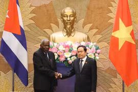 Le président de l'Assemblée nationale, Tran Thanh Man (droite), et le président de l'Assemblée nationale du Pouvoir populaire (ANPP) de Cuba, Esteban Lazo Hernández, en juillet 2024 à Hanoï. Photo: VNA